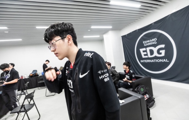 替补席上的 替补席上的